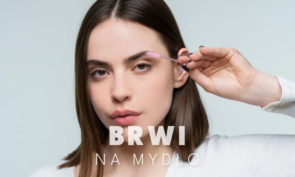 Kobieta stylizuje brwi za pomocą szczoteczki. Efekt "brwi na mydło" dla idealnego wyglądu.