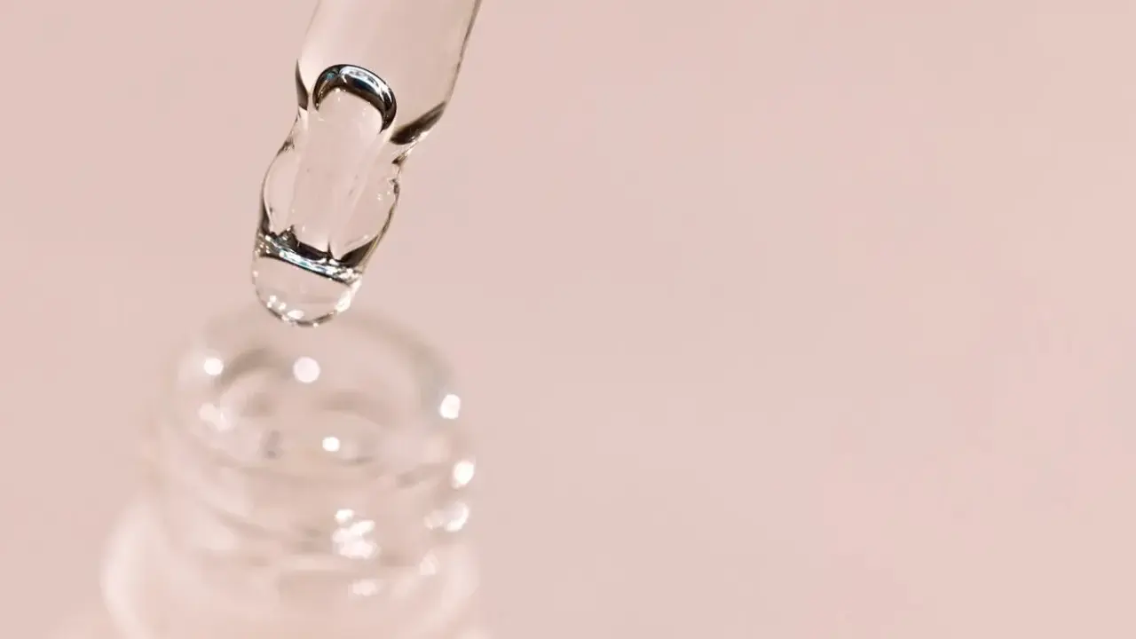 Kropla serum z kwasem PHA gotowa do aplikacji. Delikatna pielęgnacja dla Twojej skóry.