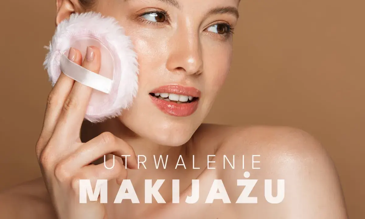 Kobieta delikatnie poprawia makijaż pudrową puszką. Dowiedz się, jak utrwalić makijaż, by wyglądał świeżo przez cały dzień.
