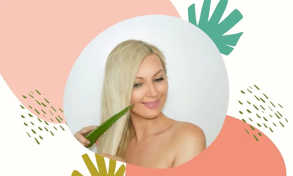 Kobieta z blond włosami stosuje liść aloesu, który może być użyty jako żel aloesowy na włosy.