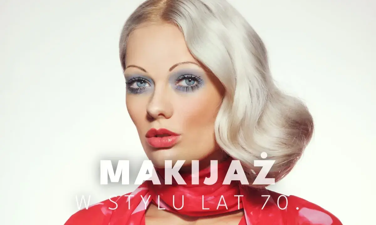 Kobieta z blond falowanymi włosami i wyrazistym makijażem oczu w stylu lat 70. z niebieskim cieniem i mocno podkreślonymi rzęsami.
