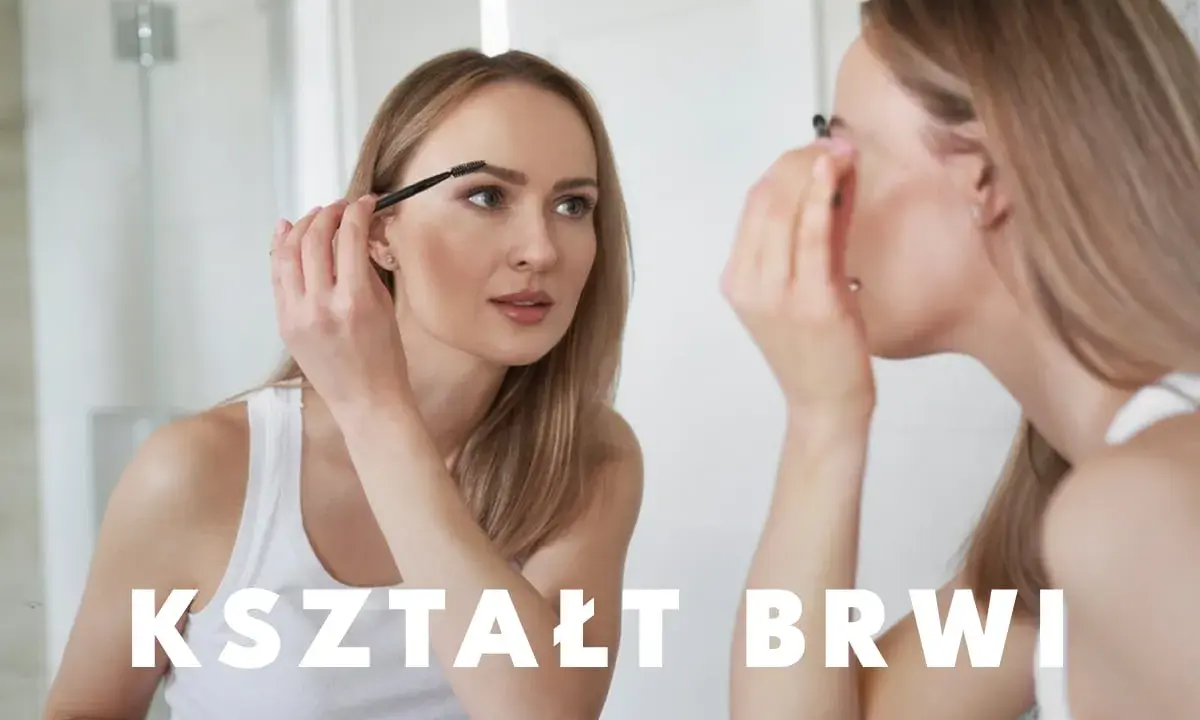 Kobieta w łazience poprawia swój najładniejszy kształt brwi przed lustrem, używając szczoteczki.