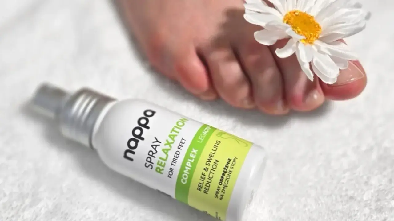 Spray Nappa Relaxation dla zmęczonych stóp. Delikatna pielęgnacja stóp z kwiatkiem przy palcach.