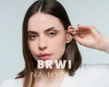 Kobieta stylizuje brwi za pomocą szczoteczki. Efekt "brwi na mydło" dla idealnego wyglądu.