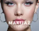 Oczy ozdobione błyszczącymi cyrkoniami, podkreślające magiczny makijaż.