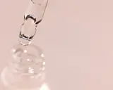 Kropla serum z kwasem PHA gotowa do aplikacji. Delikatna pielęgnacja dla Twojej skóry.