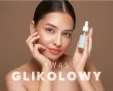 Kobieta z serum z kwasem glikolowym, ukazująca jego zbawienne efekty dla skóry: wygładzenie i blask.