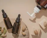 Olejek arganowy na co? Na włosy, skórę, paznokcie. Naturalne składniki w buteleczkach z pipetą i pompką.