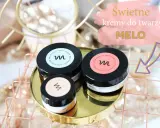 Idealna pielęgnacja pod makijaż z kremami MELO. Trzy słoiczki z kosmetykami na złotym talerzyku.