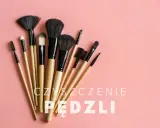 Zestaw pędzli do makijażu na różowym tle. Dowiedz się, jak często myć pędzle do makijażu, by zachować ich czystość i trwałość.