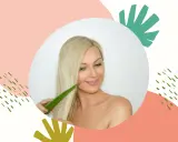 Kobieta z blond włosami stosuje liść aloesu, który może być użyty jako żel aloesowy na włosy.