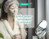 Kobieta w szlafroku nakłada na twarz zieloną glinkę. Na ekranie widnieje napis "Glinka zielona - zastosowanie i działanie".