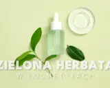 Butelka z serum, liście zielonej herbaty i kropla produktu na talerzyku. Siła natury w kosmetykach.