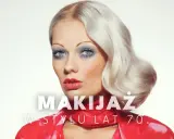 Kobieta z blond falowanymi włosami i wyrazistym makijażem oczu w stylu lat 70. z niebieskim cieniem i mocno podkreślonymi rzęsami.