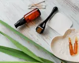 Zestaw do pielęgnacji: serum z **retinolem**, roller, ampułki i waciki.