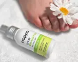 Spray Nappa Relaxation dla zmęczonych stóp. Delikatna pielęgnacja stóp z kwiatkiem przy palcach.