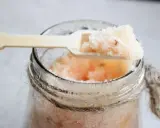Sól do kąpieli w słoiku, nabierana małą łopatką. Idealna do relaksującej kąpieli.