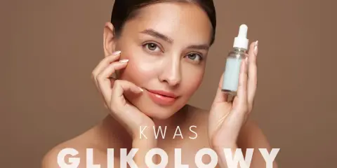Kobieta z serum z kwasem glikolowym, ukazująca jego zbawienne efekty dla skóry: wygładzenie i blask.