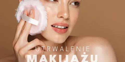 Kobieta delikatnie poprawia makijaż pudrową puszką. Dowiedz się, jak utrwalić makijaż, by wyglądał świeżo przez cały dzień.
