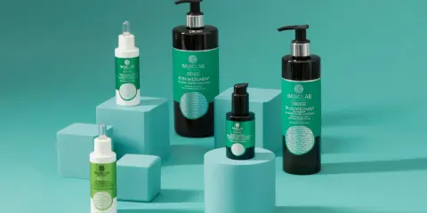 Produkty Basiclab do pielęgnacji skóry tłustej: płyn micelarny, żel oczyszczający i serum.