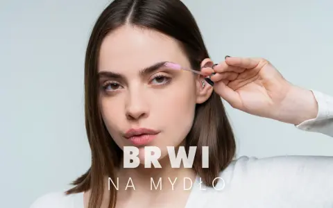 Kobieta stylizuje brwi za pomocą szczoteczki. Efekt "brwi na mydło" dla idealnego wyglądu.