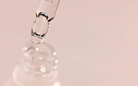 Kropla serum z kwasem PHA gotowa do aplikacji. Delikatna pielęgnacja dla Twojej skóry.