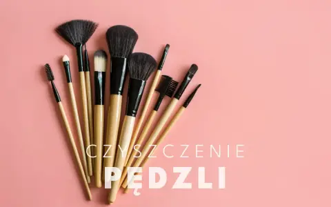 Zestaw pędzli do makijażu na różowym tle. Dowiedz się, jak często myć pędzle do makijażu, by zachować ich czystość i trwałość.
