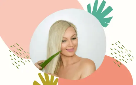Kobieta z blond włosami stosuje liść aloesu, który może być użyty jako żel aloesowy na włosy.