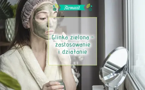 Kobieta w szlafroku nakłada na twarz zieloną glinkę. Na ekranie widnieje napis "Glinka zielona - zastosowanie i działanie".