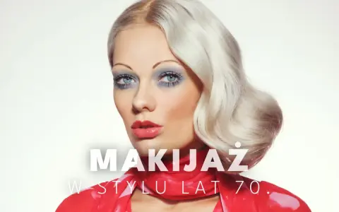 Kobieta z blond falowanymi włosami i wyrazistym makijażem oczu w stylu lat 70. z niebieskim cieniem i mocno podkreślonymi rzęsami.
