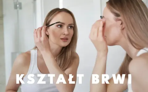 Kobieta w łazience poprawia swój najładniejszy kształt brwi przed lustrem, używając szczoteczki.