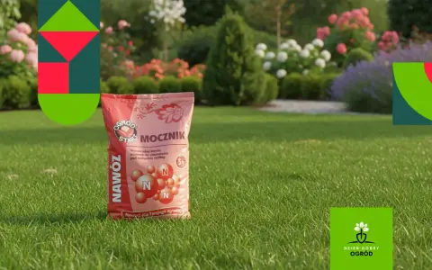 Opakowanie nawozu mocznik na tle ogrodu. Szybko działa, odżywia rośliny.