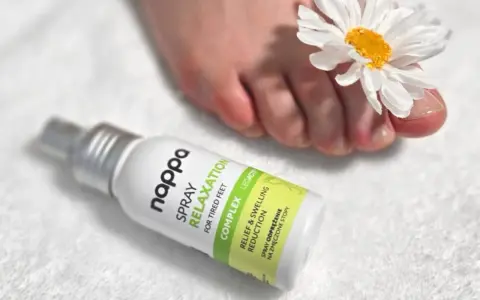 Spray Nappa Relaxation dla zmęczonych stóp. Delikatna pielęgnacja stóp z kwiatkiem przy palcach.