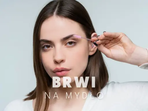 Kobieta stylizuje brwi za pomocą szczoteczki. Efekt "brwi na mydło" dla idealnego wyglądu.