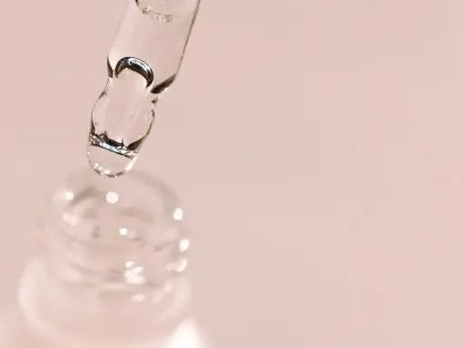 Kropla serum z kwasem PHA gotowa do aplikacji. Delikatna pielęgnacja dla Twojej skóry.