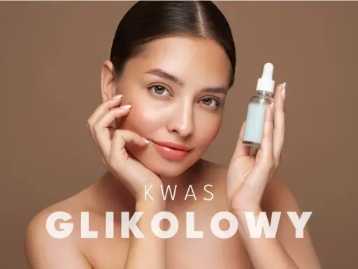 Kobieta z serum z kwasem glikolowym, ukazująca jego zbawienne efekty dla skóry: wygładzenie i blask.