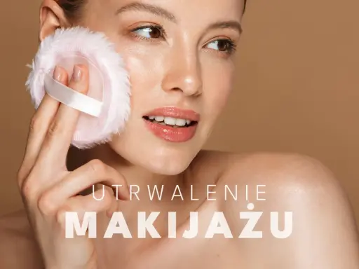 Kobieta delikatnie poprawia makijaż pudrową puszką. Dowiedz się, jak utrwalić makijaż, by wyglądał świeżo przez cały dzień.
