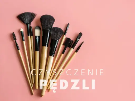 Zestaw pędzli do makijażu na różowym tle. Dowiedz się, jak często myć pędzle do makijażu, by zachować ich czystość i trwałość.