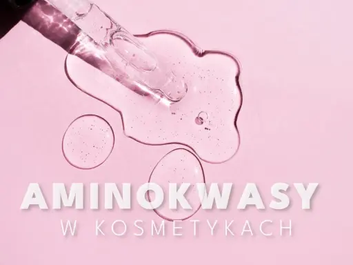 Kropla serum z pipety na różowym tle. Tekst: AMINOKWASY W KOSMETYKACH.