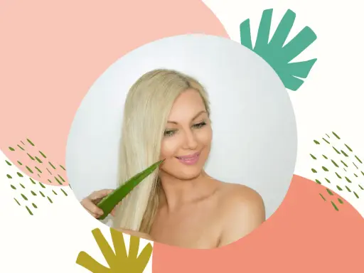 Kobieta z blond włosami stosuje liść aloesu, który może być użyty jako żel aloesowy na włosy.