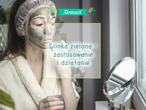 Kobieta w szlafroku nakłada na twarz zieloną glinkę. Na ekranie widnieje napis "Glinka zielona - zastosowanie i działanie".