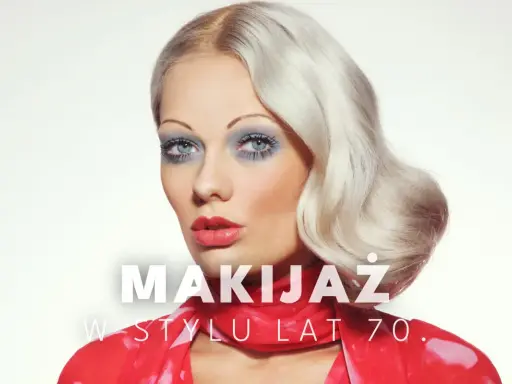 Kobieta z blond falowanymi włosami i wyrazistym makijażem oczu w stylu lat 70. z niebieskim cieniem i mocno podkreślonymi rzęsami.