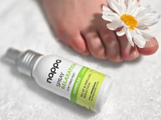 Spray Nappa Relaxation dla zmęczonych stóp. Delikatna pielęgnacja stóp z kwiatkiem przy palcach.