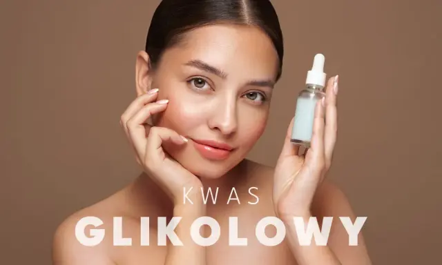 Kobieta z serum z kwasem glikolowym, ukazująca jego zbawienne efekty dla skóry: wygładzenie i blask.
