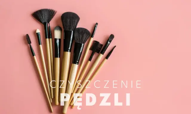 Zestaw pędzli do makijażu na różowym tle. Dowiedz się, jak często myć pędzle do makijażu, by zachować ich czystość i trwałość.