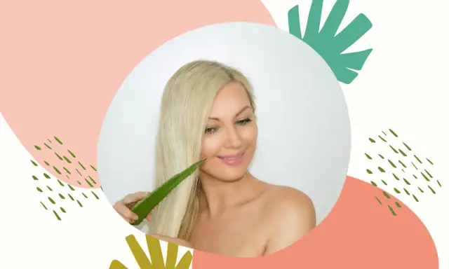 Kobieta z blond włosami stosuje liść aloesu, który może być użyty jako żel aloesowy na włosy.