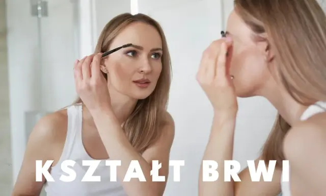 Kobieta w łazience poprawia swój najładniejszy kształt brwi przed lustrem, używając szczoteczki.