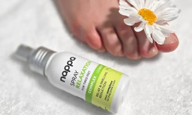 Spray Nappa Relaxation dla zmęczonych stóp. Delikatna pielęgnacja stóp z kwiatkiem przy palcach.