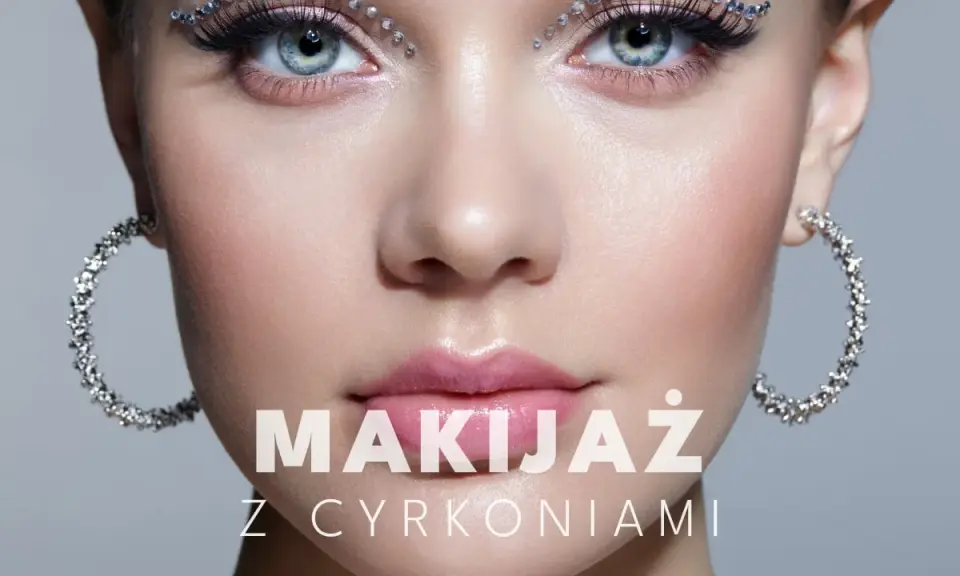 Oczy ozdobione błyszczącymi cyrkoniami, podkreślające magiczny makijaż.