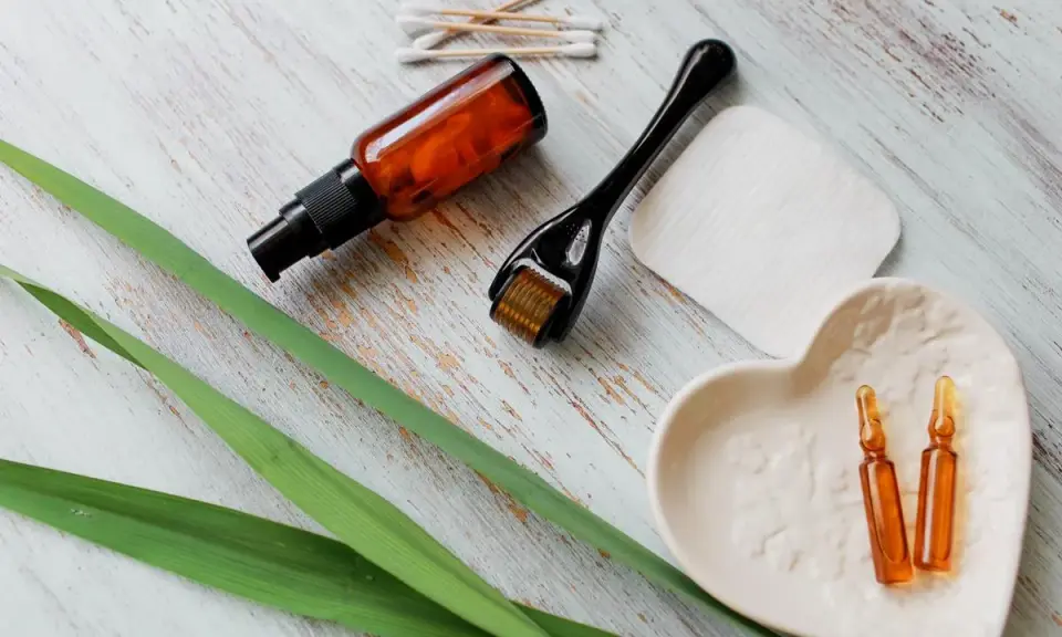 Zestaw do pielęgnacji: serum z **retinolem**, roller, ampułki i waciki.